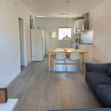 Charming & Renovated Stone Throw To The Sea Apartment