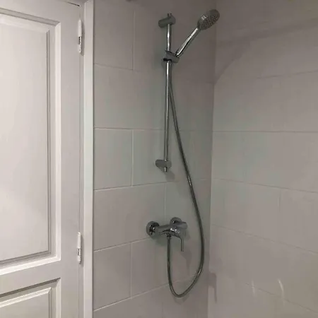 Διαμέρισμα Charming & Renovated Stone Throw To The Sea *